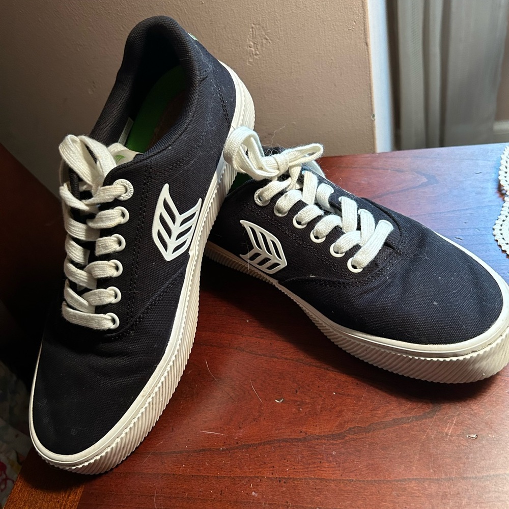 Cariuma Oca Low Black Canvas Sneaker